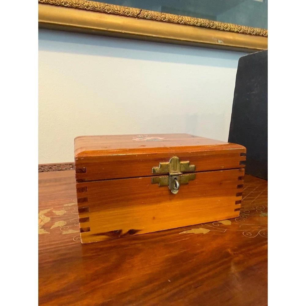 Vintage Cedar Keepsake Box with Floral Transfer Lid‎